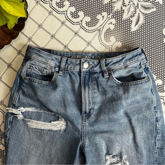 American Eagle high-rise distressed mom Jean size 8 - Picture 4 of 11